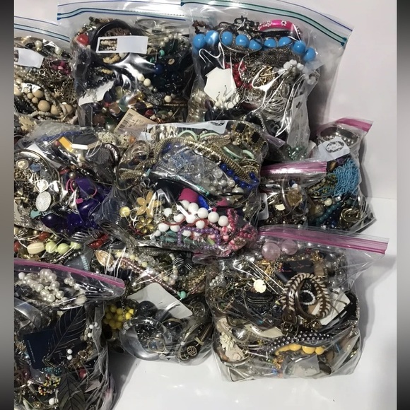 “ROCK THE CASBA”~ huge 5 LB vintage jewelry lot- MYSTERY BOX - Picture 7 of 9
